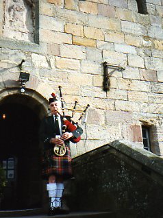 Bagpiper ar Borthwick Castle in Scotland